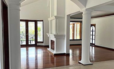 Casa 416 m2. de lujo + Piscina + Terreno 2.052 m2. (Sector Los Aromitos - Cumbayá)