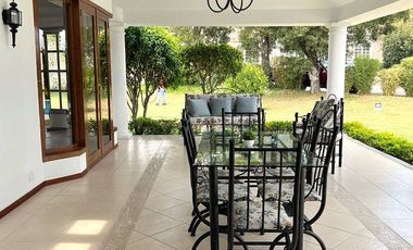 Casa 416 m2. de lujo + Piscina + Terreno 2.052 m2. (Sector Los Aromitos - Cumbayá)
