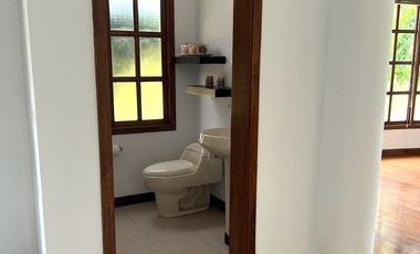 Casa 416 m2. de lujo + Piscina + Terreno 2.052 m2. (Sector Los Aromitos - Cumbayá)