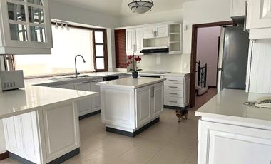 Casa 416 m2. de lujo + Piscina + Terreno 2.052 m2. (Sector Los Aromitos - Cumbayá)
