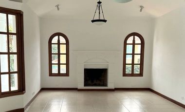 Casa 416 m2. de lujo + Piscina + Terreno 2.052 m2. (Sector Los Aromitos - Cumbayá)
