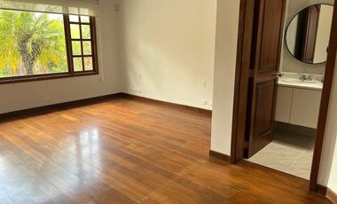 Casa 416 m2. de lujo + Piscina + Terreno 2.052 m2. (Sector Los Aromitos - Cumbayá)