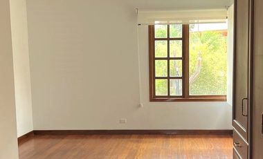 Casa 416 m2. de lujo + Piscina + Terreno 2.052 m2. (Sector Los Aromitos - Cumbayá)
