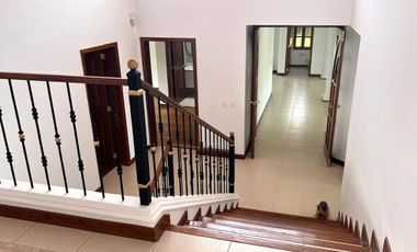 Casa 416 m2. de lujo + Piscina + Terreno 2.052 m2. (Sector Los Aromitos - Cumbayá)