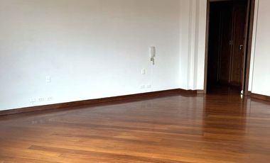 Casa 416 m2. de lujo + Piscina + Terreno 2.052 m2. (Sector Los Aromitos - Cumbayá)