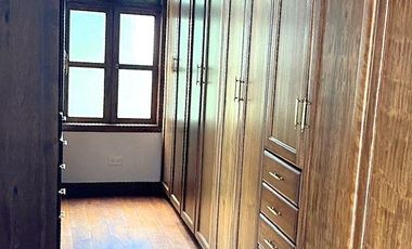 Casa 416 m2. de lujo + Piscina + Terreno 2.052 m2. (Sector Los Aromitos - Cumbayá)