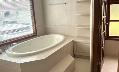 Casa 416 m2. de lujo + Piscina + Terreno 2.052 m2. (Sector Los Aromitos - Cumbayá)