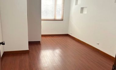 Casa 416 m2. de lujo + Piscina + Terreno 2.052 m2. (Sector Los Aromitos - Cumbayá)