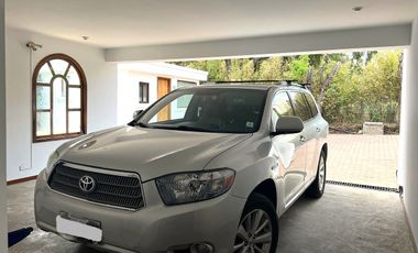 Casa 416 m2. de lujo + Piscina + Terreno 2.052 m2. (Sector Los Aromitos - Cumbayá)