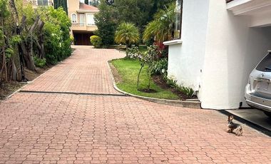 Casa 416 m2. de lujo + Piscina + Terreno 2.052 m2. (Sector Los Aromitos - Cumbayá)