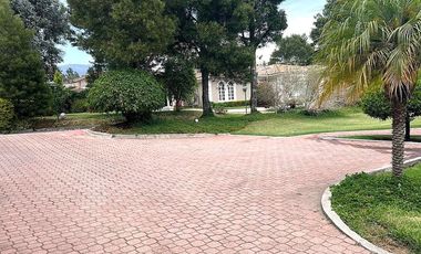 Casa 416 m2. de lujo + Piscina + Terreno 2.052 m2. (Sector Los Aromitos - Cumbayá)
