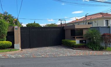 Casa 416 m2. de lujo + Piscina + Terreno 2.052 m2. (Sector Los Aromitos - Cumbayá)