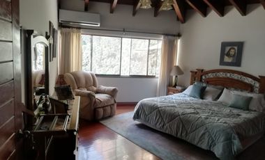 HERMOSA CASA EN CALLE EL PEÑÓN, URBANIZACIÓN LAS LOMAS DE LA PLANICIE. LIMITE DE A MOLINA Y CIENEGUILLA