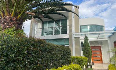 Tumbaco, sector Hilacril,Casa en Renta No Adosada con amplio jardin independiente