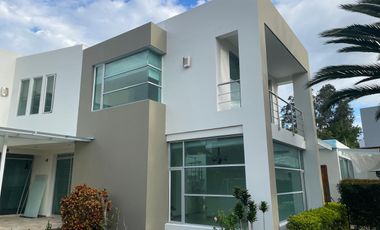 Tumbaco, sector Hilacril,Casa en Renta No Adosada con amplio jardin independiente