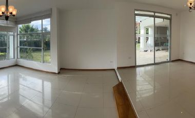 Tumbaco, sector Hilacril,Casa en Renta No Adosada con amplio jardin independiente