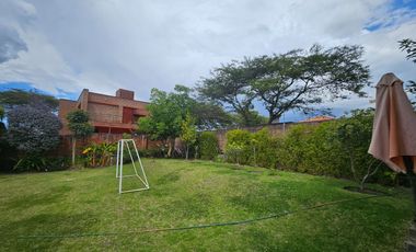 Tumbaco, sector Hilacril,Casa en Renta No Adosada con amplio jardin independiente