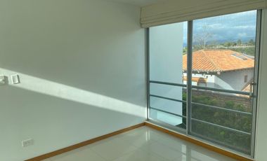 Tumbaco, sector Hilacril,Casa en Renta No Adosada con amplio jardin independiente