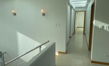 Tumbaco, sector Hilacril,Casa en Renta No Adosada con amplio jardin independiente