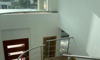 Tumbaco, sector Hilacril,Casa en Renta No Adosada con amplio jardin independiente