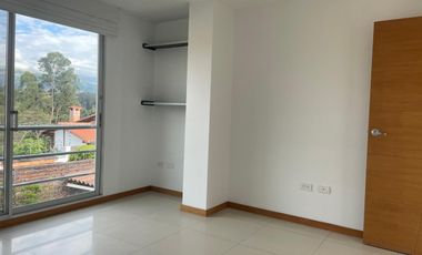 Tumbaco, sector Hilacril,Casa en Renta No Adosada con amplio jardin independiente