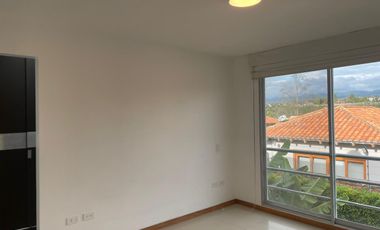Tumbaco, sector Hilacril,Casa en Renta No Adosada con amplio jardin independiente