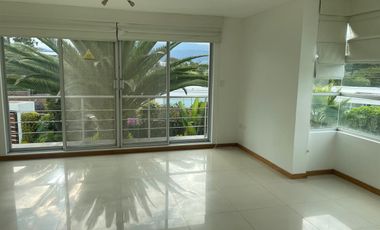 Tumbaco, sector Hilacril,Casa en Renta No Adosada con amplio jardin independiente