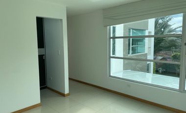 Tumbaco, sector Hilacril,Casa en Renta No Adosada con amplio jardin independiente