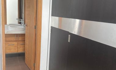 Tumbaco, sector Hilacril,Casa en Renta No Adosada con amplio jardin independiente