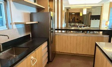 For Sale: St Francis Shangri-la Place  Luxury 3 Bedroom Cornet Unit  with Parking besides Shangri-la Mall Edsa