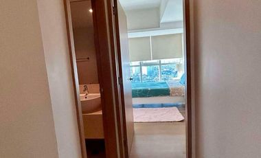 For Sale: St Francis Shangri-la Place  Luxury 3 Bedroom Cornet Unit  with Parking besides Shangri-la Mall Edsa
