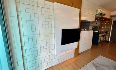 For Sale: St Francis Shangri-la Place  Luxury 3 Bedroom Cornet Unit  with Parking besides Shangri-la Mall Edsa