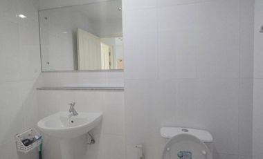 For sale: At City Condominium, near BS Punnawithi Sukhumvit 101/1, size 35 sq m., 8th floor, price 1,700,000 baht.