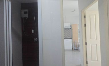 For sale: At City Condominium, near BS Punnawithi Sukhumvit 101/1, size 35 sq m., 8th floor, price 1,700,000 baht.