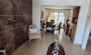 Casa Rentera en Venta en la Alborada, 2 Departamentos, 1 Garaje, Norte de Guayaquil.