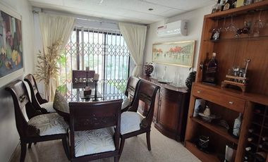 Casa Rentera en Venta en la Alborada, 2 Departamentos, 1 Garaje, Norte de Guayaquil.