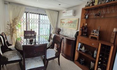 Casa Rentera en Venta en la Alborada, 2 Departamentos, 1 Garaje, Norte de Guayaquil.