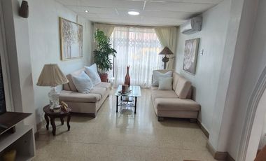Casa Rentera en Venta en la Alborada, 2 Departamentos, 1 Garaje, Norte de Guayaquil.