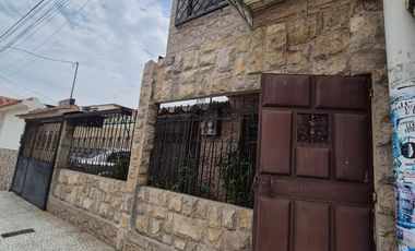 Casa Rentera en Venta en la Alborada, 2 Departamentos, 1 Garaje, Norte de Guayaquil.