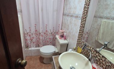 Casa Rentera en Venta en la Alborada, 2 Departamentos, 1 Garaje, Norte de Guayaquil.