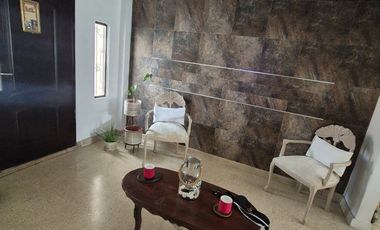 Casa Rentera en Venta en la Alborada, 2 Departamentos, 1 Garaje, Norte de Guayaquil.