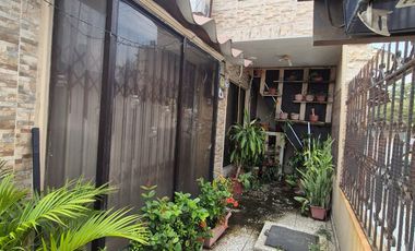 Casa Rentera en Venta en la Alborada, 2 Departamentos, 1 Garaje, Norte de Guayaquil.