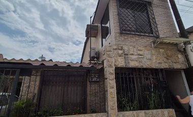 Casa Rentera en Venta en la Alborada, 2 Departamentos, 1 Garaje, Norte de Guayaquil.