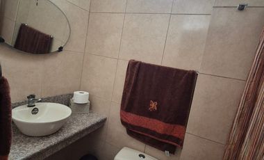 Casa Rentera en Venta en la Alborada, 2 Departamentos, 1 Garaje, Norte de Guayaquil.