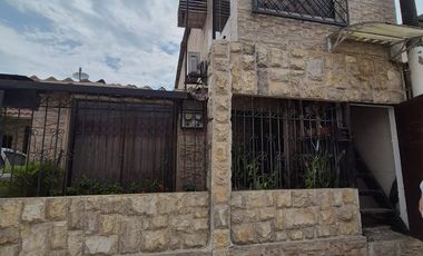 Casa Rentera en Venta en la Alborada, 2 Departamentos, 1 Garaje, Norte de Guayaquil.