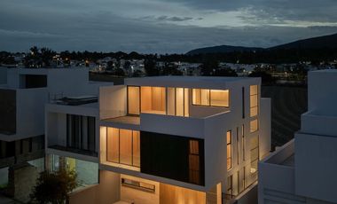Casa nueva Moderna y Amplia en venta en Parques Vallarta
