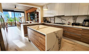 Casa con terraza y alberca privada, en venta, Puerto Cancún, Cancún