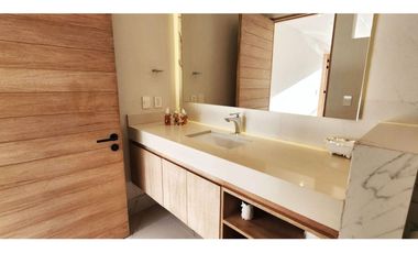 Casa con terraza y alberca privada, en venta, Puerto Cancún, Cancún