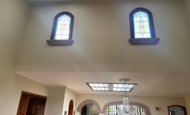 Se Vende hermosa Residencia en Mirador del Valle calle principal de Villas de Irapuato., La casa es estilo clásico/contemporáneo con pisos de mármol g