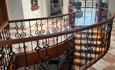 Se Vende hermosa Residencia en Mirador del Valle calle principal de Villas de Irapuato., La casa es estilo clásico/contemporáneo con pisos de mármol g